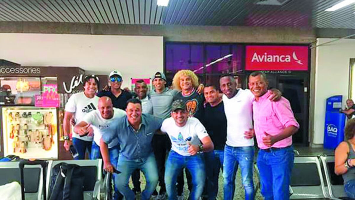 Grupo de los exjugadores de Colombia unos minutos antes de viajar a Panamá. CORTESÍA