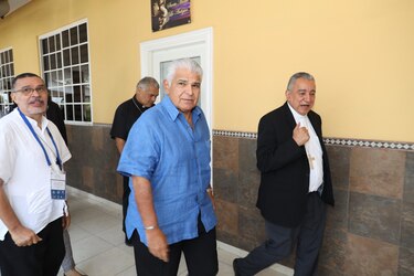 Mulino fue uno más: la Iglesia católica aclara que Ulloa se reúne con todo el que le pida una cita