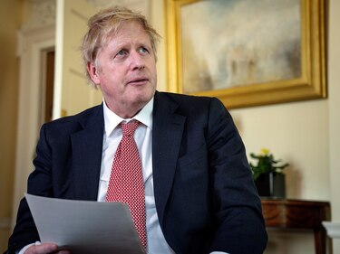 Boris Johnson se recupera del coronavirus en su residencia campestre