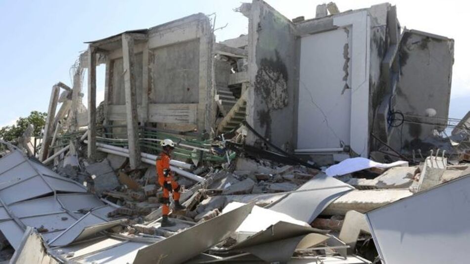 El balance de muertos en el sismo y el tsunami en Indonesia sube a 832 personas