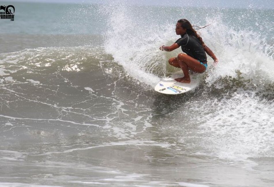 Surfistas juveniles panameños ganan becas para estudiar inglés