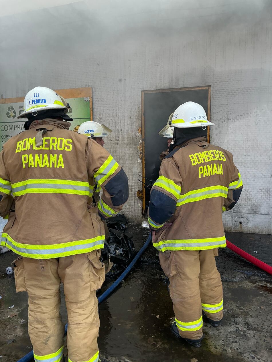 Incendio en una recicladora de Calidonia moviliza a varias estaciones del Cuerpo de Bomberos