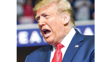 Donald Trump celebra primer mitin, pero no reúne la multitud que esperaba