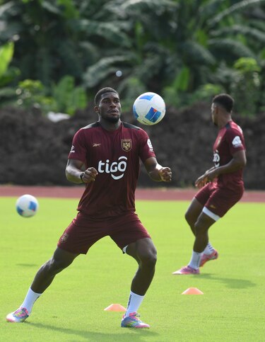Thomas Christiansen inicia entrenamientos en el CAR con 11 jugadores y la mira puesta en el Cuscatlán
