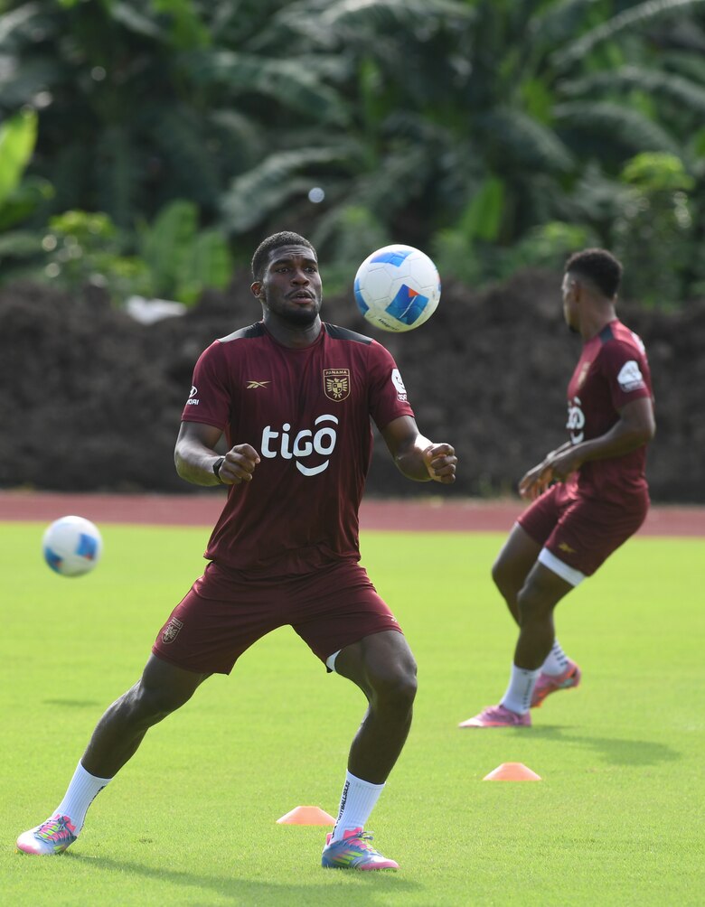 Thomas Christiansen inicia entrenamientos en el CAR con 11 jugadores y la mira puesta en el Cuscatlán