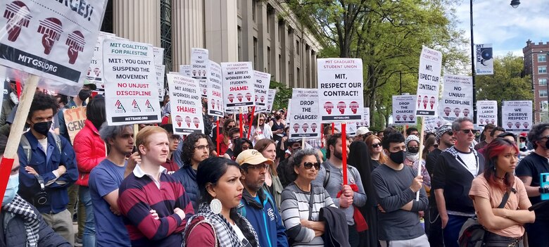 Estudiantes del MIT vuelven a protestar pese a represalias del centro y acusación de Biden