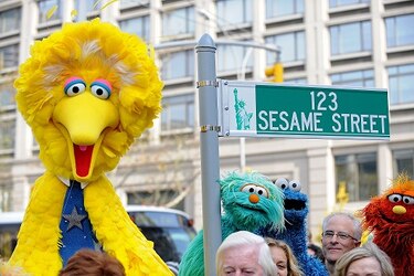 Sin perder vigencia, los títeres de Plaza Sésamo celebran medio siglo