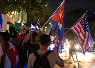 Gritando: ‘libertad, libertad’, cubanos protestan hasta altas horas de la noche