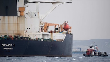 Policía de Gibraltar arresta al capitán y a un oficial de petrolero iraní retenido