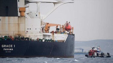 Policía de Gibraltar arresta al capitán y a un oficial de petrolero iraní retenido
