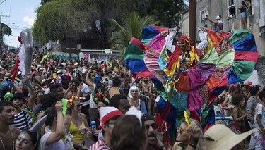 Carnaval callejero de Río lanza sus dardos contra el alcalde evangélico