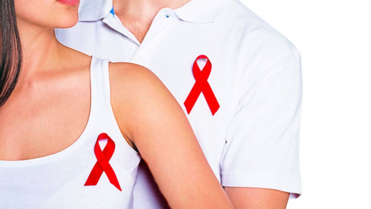 . El uso del preservativo previene la transmisión del virus. Fotolia