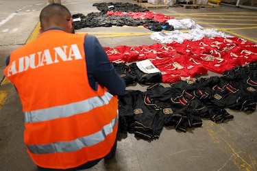 Nuevo hallazgo de camisetas presuntamente falsificadas de la selección y la liga europea