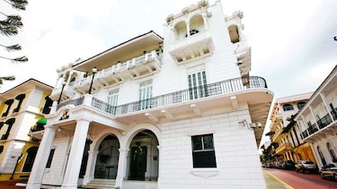 Un palacio con las puertas abiertas