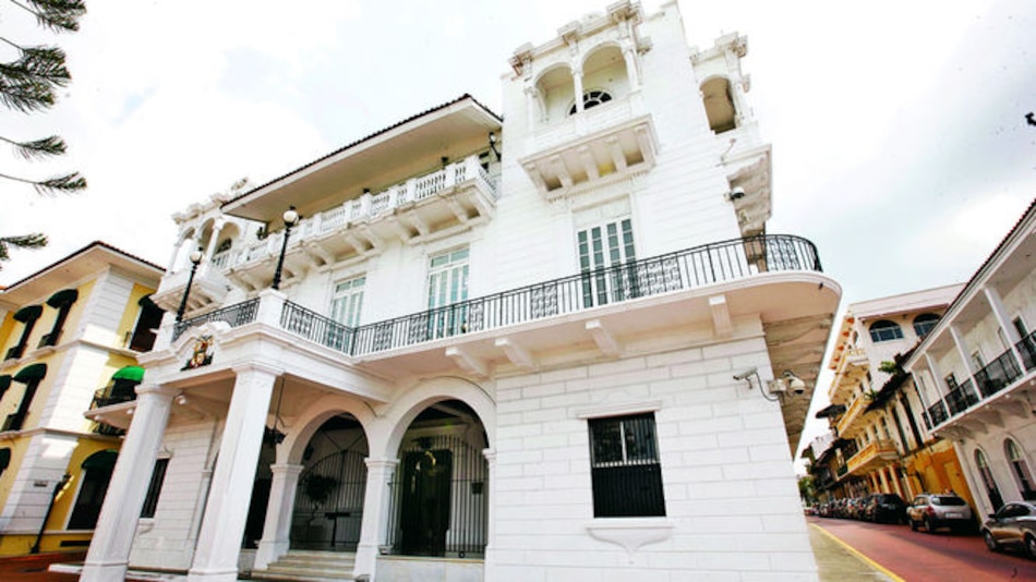 Un palacio con las puertas abiertas