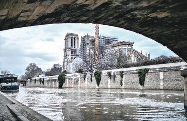 Rescate de Notre Dame entra en fase delicada