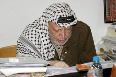 Expertos rusos descartan hipótesis de envenenamiento en la muerte de Arafat