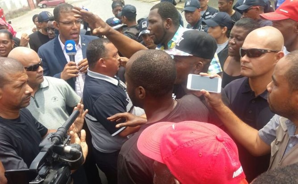 Manifestantes y agentes de la Policía Nacional se enfrentan en Colón