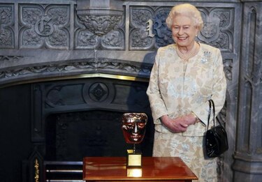 Isabel II, 'chica Bond' y Bafta honorífico