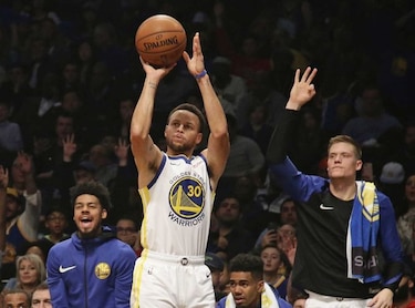 Curry impone otro récord de triples, Warriors ganan