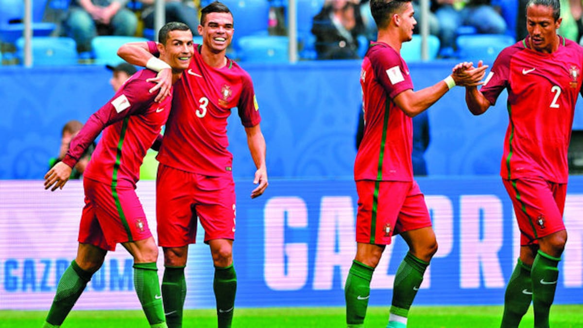 Cristiano Ronaldo (Izq.) celebra junto a Pepe la clasificación de la selección portuguesa.