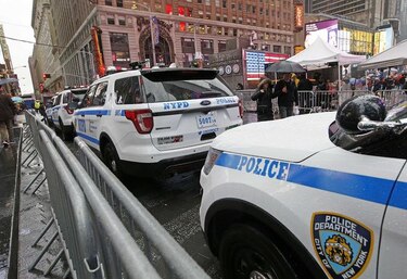 Alta seguridad en Times Square con camiones de basura