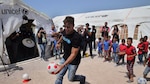 Ricky Martin visita a refugiados sirios en Líbano