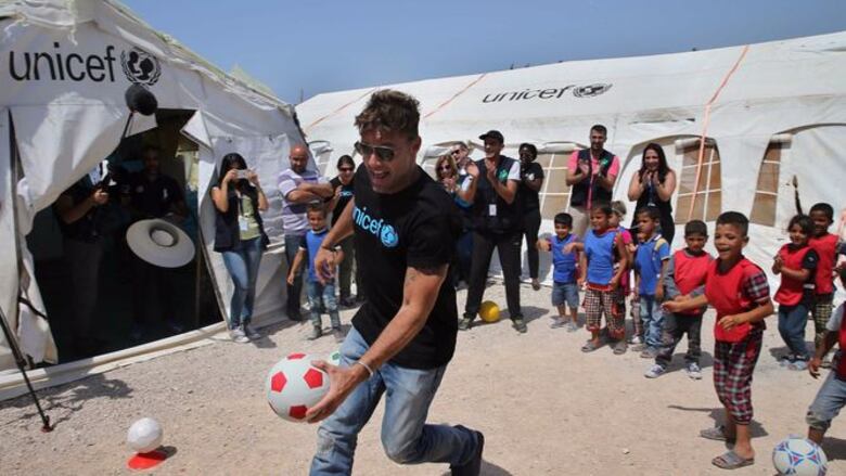 Ricky Martin visita a refugiados sirios en Líbano
