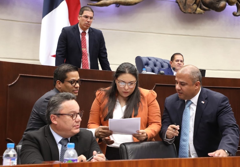 Administrador de la AMP comparece ante la Asamblea en una sesión caldeada