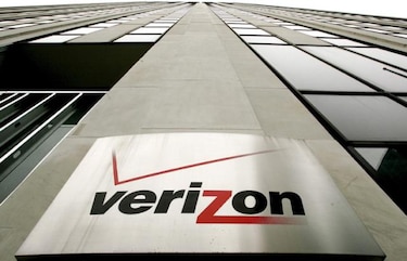 AT&T compra porción de banda ancha a su rival Verizon