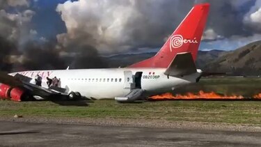 Avión se incendia tras aterrizar en Perú; pasajeros a salvo