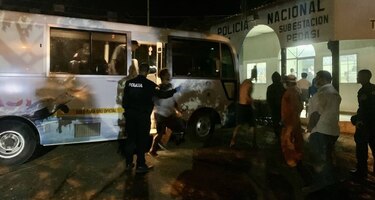 Aprehenden a 13 personas en playa de Pedasí, unos estaban surfeando; otro grupo se escapó