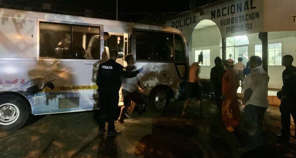 Aprehenden a 13 personas en playa de Pedasí, unos estaban surfeando; otro grupo se escapó