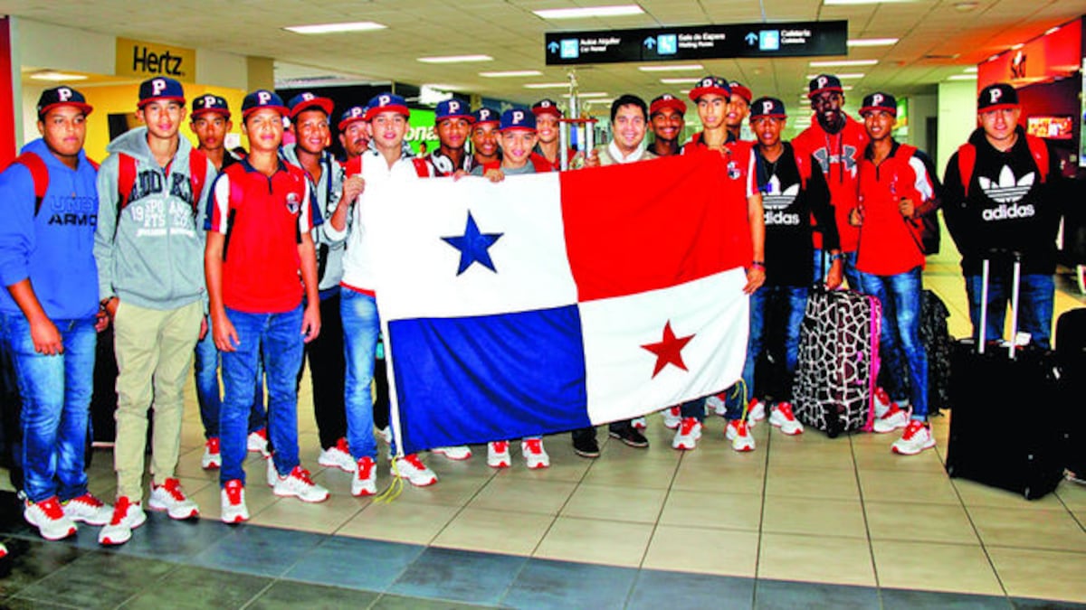 El equipo panameño llega de México y es recibido en el aeropuerto de Tocumen. CORTESÍA