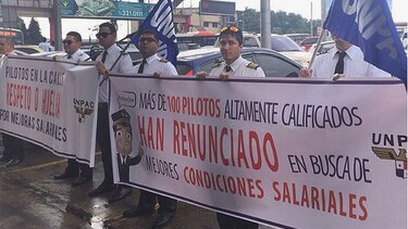 Pilotos de Copa protestan frente al Ministerio de Trabajo