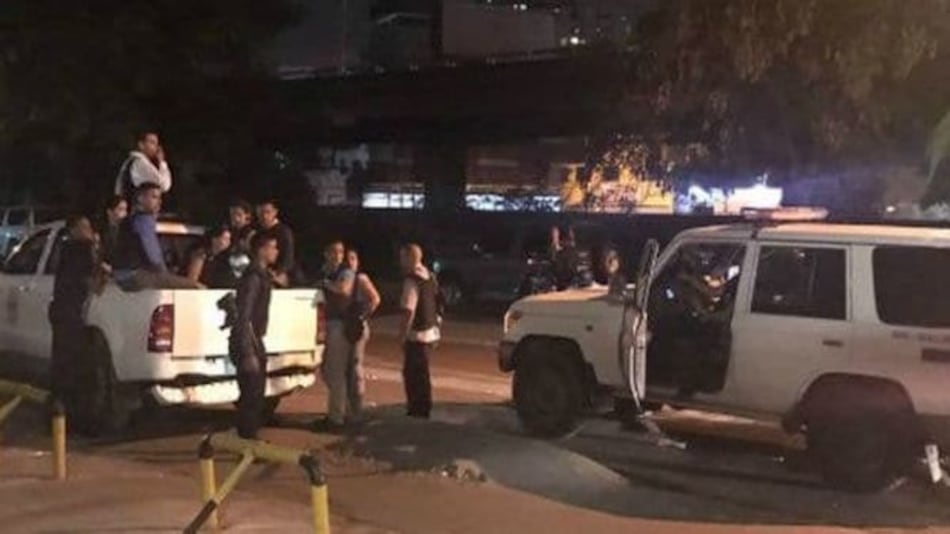 Henrique Capriles denuncia que funcionarios llegan a su oficina con 'armas largas'