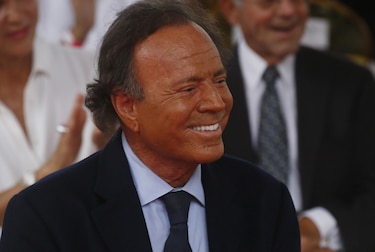Dos exempleadas denuncian agresiones sexuales del cantante Julio Iglesias