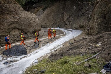 Reanudan búsqueda de 14 desaparecidos por desborde de río que deja 5 muertos en Guatemala