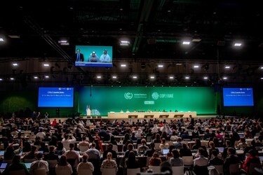 La COP28 cierra con un acuerdo “histórico” que intentará dejar atrás a los combustibles fósiles