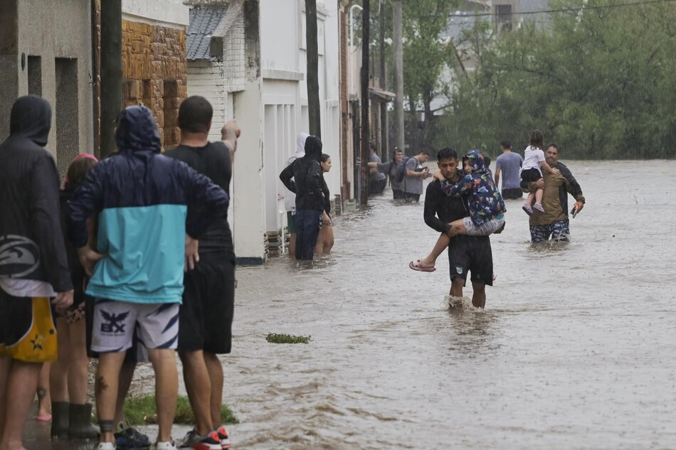 Confirman trece muertos por las inundaciones en la ciudad de Bahía Blanca