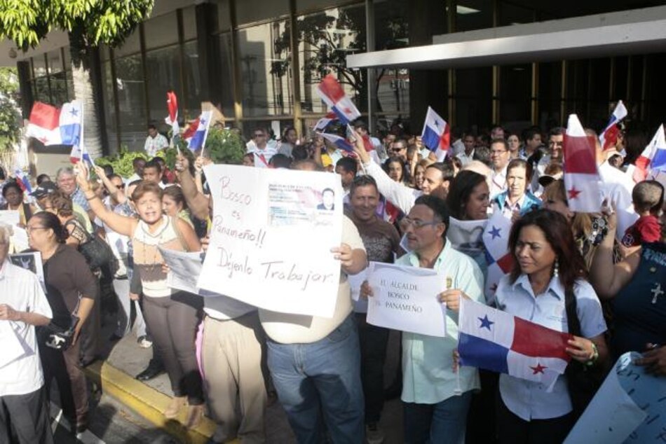 Funcionarios municipales protestan para defender a Bosco Vallarino