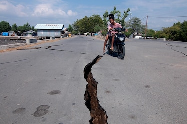 Cerca de medio centenar de muertos y 2,000 evacuados tras un terremoto de 7.7 en Indonesia