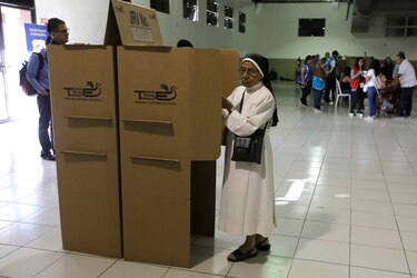 Salvadoreños acuden a las urnas para elegir nuevo presidente