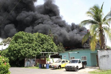 Villa de Las Acacias: incendio afecta edificio en construcción