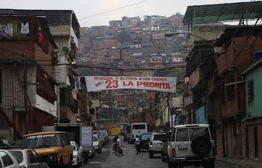 Aliados del presidente Maduro impugnan proceso para validar partidos