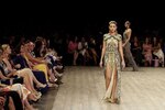 El diseñador Naeem Khan envolvió la pasarela panameña con brillo