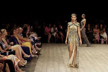 El diseñador Naeem Khan envolvió la pasarela panameña con brillo