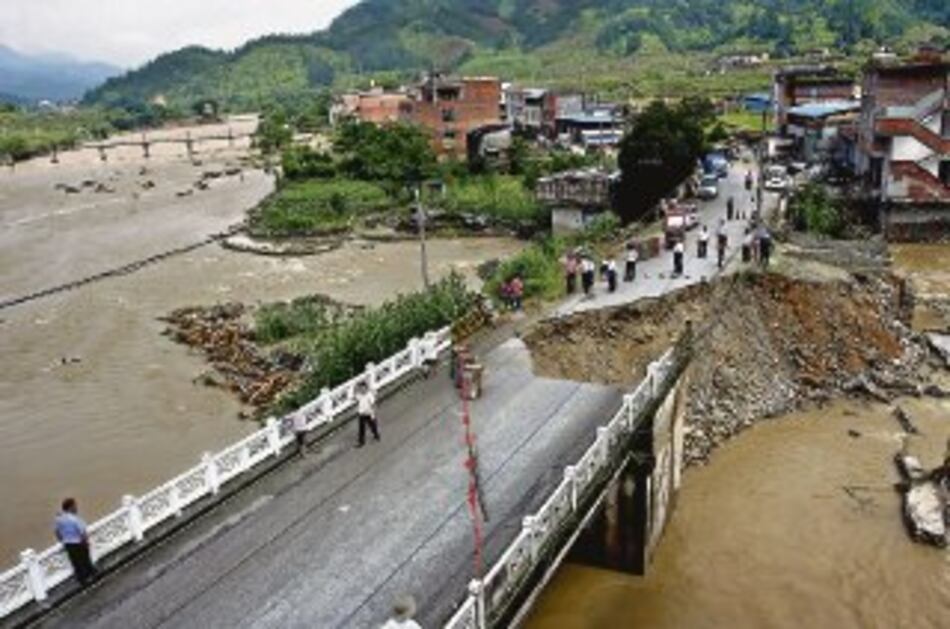 90 muertos por inundaciones