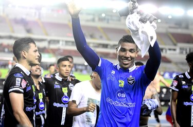 Orlando Mosquera, la muralla más valiosa del Tauro FC campeón