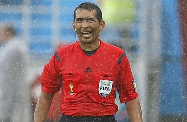La FIFA sustituye al árbitro asistente Humberto Clavijo por sus errores